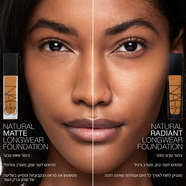 אינפוגרפיקה המשווה בין שני מייקאפים של NARS באמצעות תמונת פנים המחולקת לשניים. בצד שמאל מוצג Natural Matte Longwear Foundation עם גימור מאט טבעי, המיועד לעור שמן, מעורב ונורמלי ומסייע בטשטוש מראה נקבוביות ושליטה בברק. בצד ימין מוצג Natural Radiant Longwear Foundation עם גימור טבעי וזוהר, המיועד לעור יבש, מעורב ורגיל ומעניק לחות ומראה קורן לאורך היום.