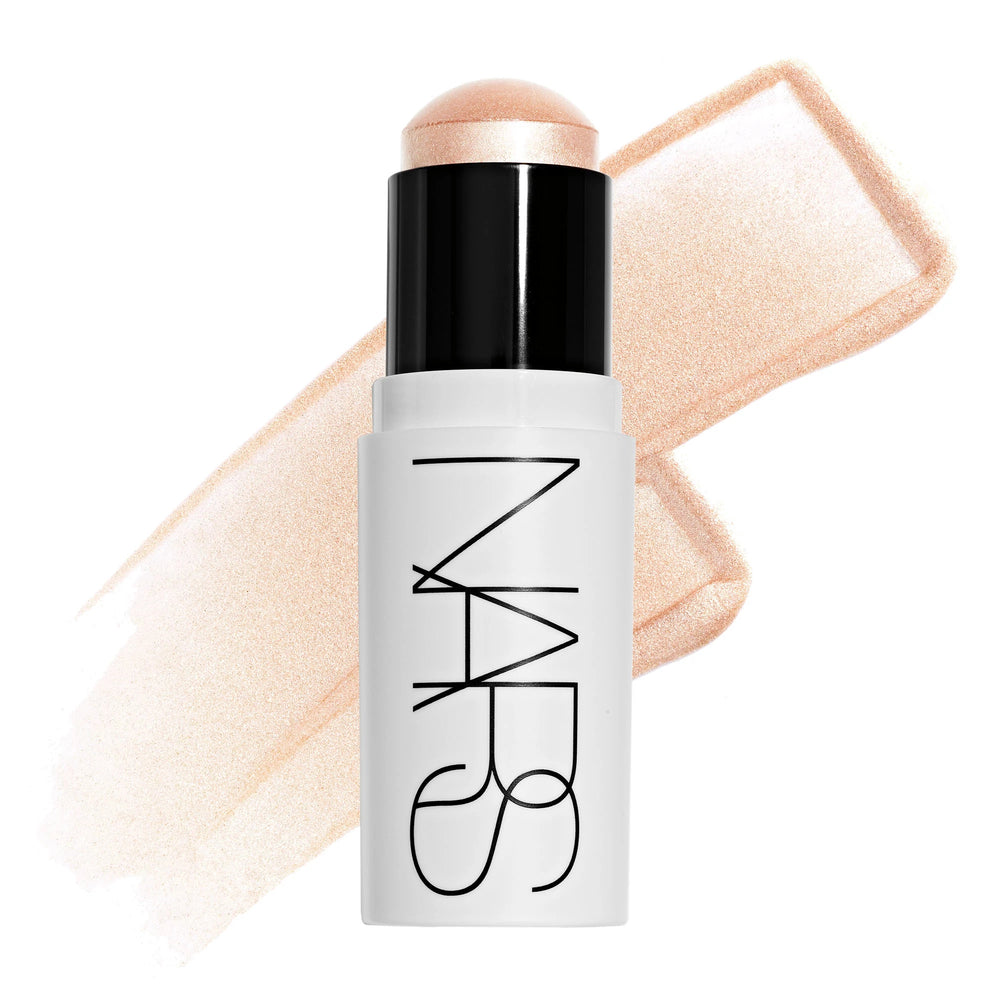 סטיק ההארה Light Reflecting Luminizing Stick של NARS בגוון Eros, מוצג פתוח לצד מריחה של הפורמולה על רקע בהיר. התמונה מדגישה את הגוון הפנינתי ואת הגימור הזוהר והקורן, המעניק הארה טבעית וברק עדין לעור.