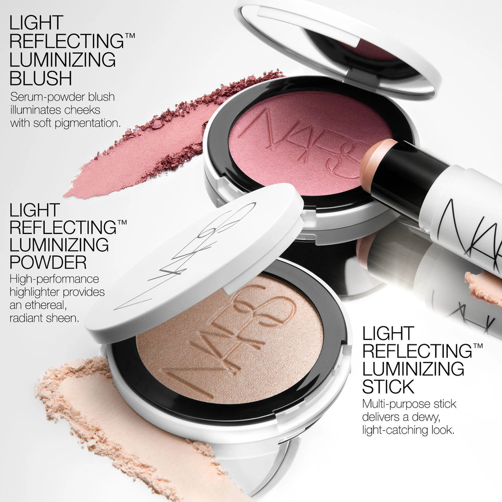 סטיק ההארה Light Reflecting Luminizing Stick של NARS בגוון Eros, מוצג פתוח לצד מריחה של הפורמולה על רקע בהיר. התמונה מדגישה את הגוון הפנינתי ואת הגימור הזוהר והקורן, המעניק הארה טבעית וברק עדין לעור.
