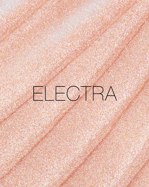 מריחה של סטיק ההארה Light Reflecting Luminizing Stick של NARS בגוון Electra, על רקע בהיר. התמונה מדגישה את גוון השמפניה, הברק העדין והגימור הזוהר והקורן של הפורמולה.