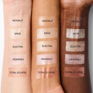 טבלת סווטשים של סטיק ההארה Light Reflecting Luminizing Stick של NARS, המציגה חמישה גוונים – Moonlit, Eros, Electra, Heavenly ו-Total Eclipse – על שלושה גווני עור שונים. התמונה מדגישה את התאמת הגוונים למגוון רחב של גווני עור ואת הגימור הזוהר והקורן של כל אחד מהם.