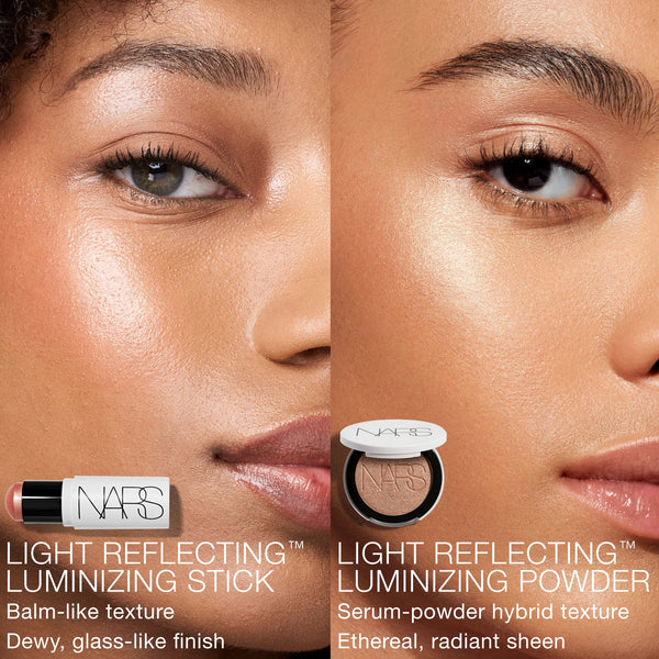 השוואה בין שני מוצרי הארה מסדרת Light Reflecting של NARS על שני דוגמניות. בצד שמאל מוצג Light Reflecting Luminizing Stick במרקם באלם, המעניק גימור זוהר במראה "Glass Skin". בצד ימין מוצגת Light Reflecting Luminizing Powder, פודרת הארה במרקם היברידי של סרום-פודרה, המעניקה ברק עדין, קורן וטבעי.
