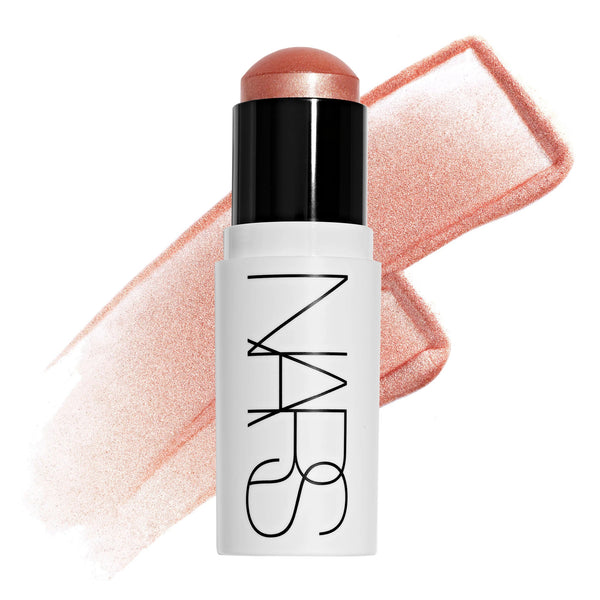 סטיק ההארה Light Reflecting Luminizing Stick של NARS בגוון Total Eclipse, מוצג פתוח לצד מריחה של הפורמולה על רקע בהיר. התמונה מדגישה את גוון הברונזה החמים, הברק העדין והגימור הזוהר והקורן של הפורמולה.