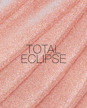 מריחה של סטיק ההארה Light Reflecting Luminizing Stick של NARS בגוון Total Eclipse, על רקע בהיר. התמונה מדגישה את גוון הברונזה החמים, הברק העדין והגימור הזוהר והקורן של הפורמולה.