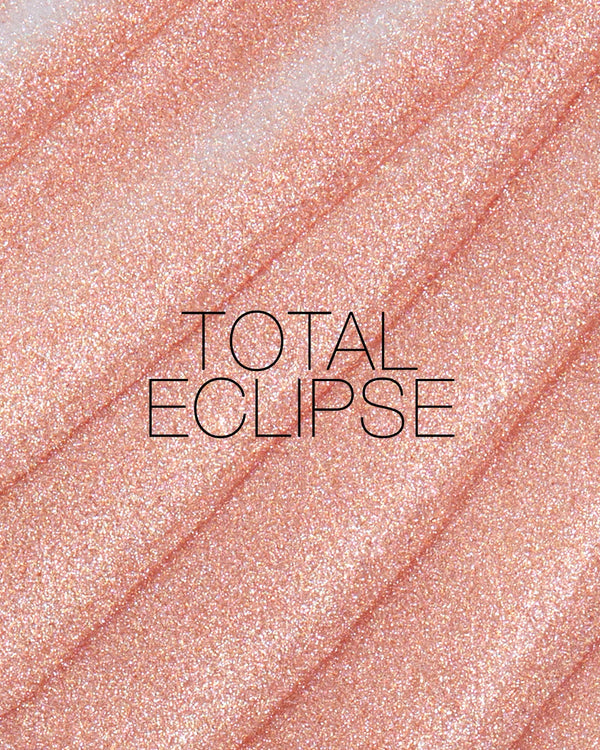 מריחה של סטיק ההארה Light Reflecting Luminizing Stick של NARS בגוון Total Eclipse, על רקע בהיר. התמונה מדגישה את גוון הברונזה החמים, הברק העדין והגימור הזוהר והקורן של הפורמולה.