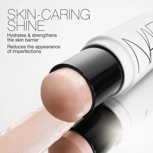 תקריב של סטיק ההארה Light Reflecting Luminizing Stick של NARS, המוצג לצד מריחה של הפורמולה על רקע בהיר. המוצר מעניק הארה טבעית וזוהרת, מסייע בלחות העור, מחזק את מחסום ההגנה שלו ומטשטש את מראה פגמי העור למראה קורן ובריא.