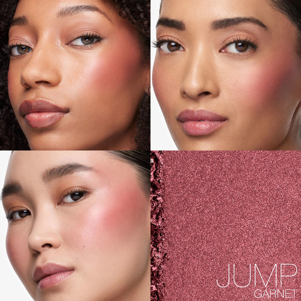 קולאז' המציג את הסומק הפנינתי Light Reflecting Luminizing Blush של NARS בגוון Jump (Garnet) על שלוש דוגמניות בעלות גווני עור שונים. הסומק מעניק ללחיים גוון ורוד-שזיפי עם ברק פנינתי, למראה זוהר, טבעי וקורן.