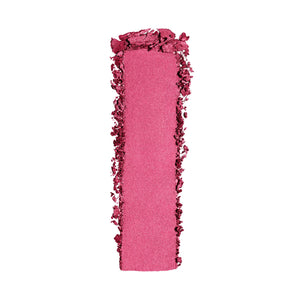 תקריב של סווטש בגוון Inferno (Fuchsia) מתוך הסומק הפנינתי Light Reflecting Luminizing Blush של NARS. הגוון מציג ורוד פוקסיה חי עם ברק פנינתי עדין, המעניק הארה זוהרת ומראה קורן לעור.