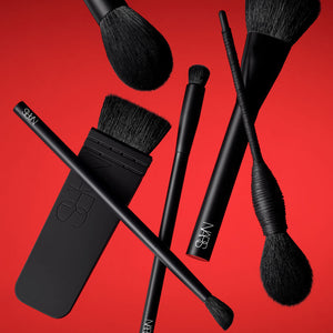 #24 HIGH-PIGMENT EYESHADOW BRUSH